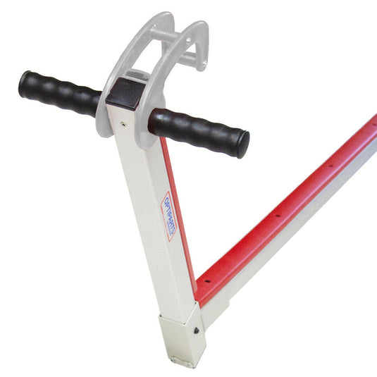 Chariot de Mise à l'eau Optimist en aluminium avec pads souples et système Bow Wow, équipé de grandes roues anti-crevaison pour faciliter le transport et le stockage rapide.