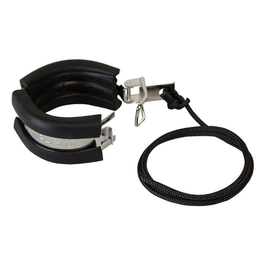 Retenue de mât Optimist OPTIPARTS en inox avec fermeture caoutchouc, intégrant un cordage pour sécuriser le mât sous l'étambrai, idéale pour dériveurs légers.