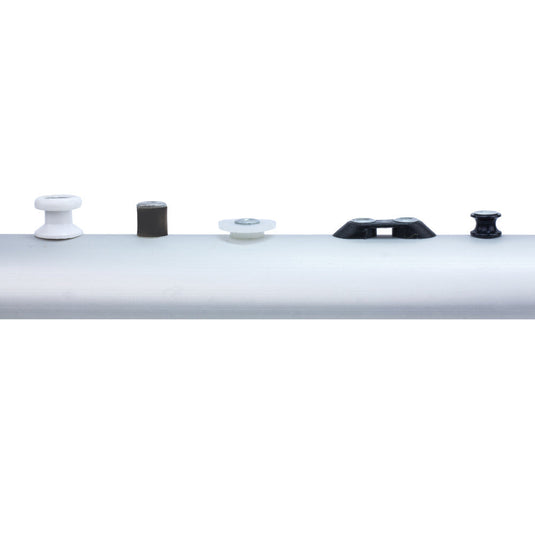 Butée de tension PM sur rail aluminium avec cinq accessoires de guidage en nylon, idéale pour mâts et bômes d'Optimist, fixation par rivet pop Ø4mm.