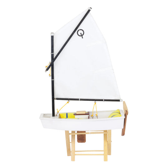 Maquette bois optimist 1:15 sur support, avec coque de 16 cm, voile Q, espars noirs, lignes jaunes, et gouvernail en bois. Trophée idéal pour régates.