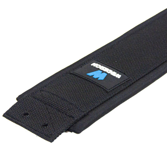 Sangle de Rappel rembourrée Laser® avec badge M, sangle en nylon noir résistant, trous d'ajustement visibles, idéale pour dériveurs et catamarans sportifs.