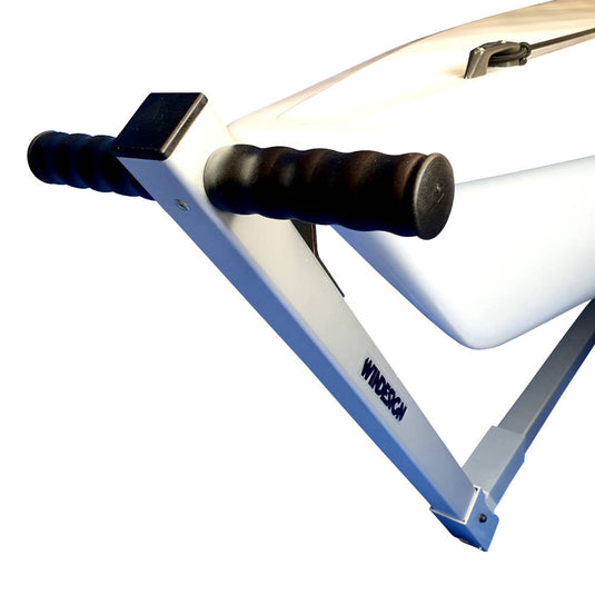 Chariot de mise à l'eau pour Laser®/ILCA démontable en aluminium anodisé avec supports rembourrés et roues anti-crevaison, idéal pour stockage et transport facile.