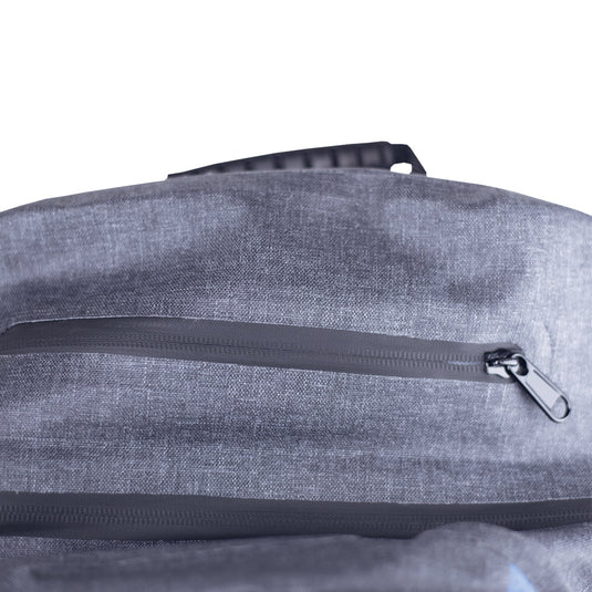 Sac à dos étanche 35L Windesign avec deux compartiments zippés visibles, poignée supérieure, idéal pour la voile légère, offrant durabilité et organisation optimale pour les marins.