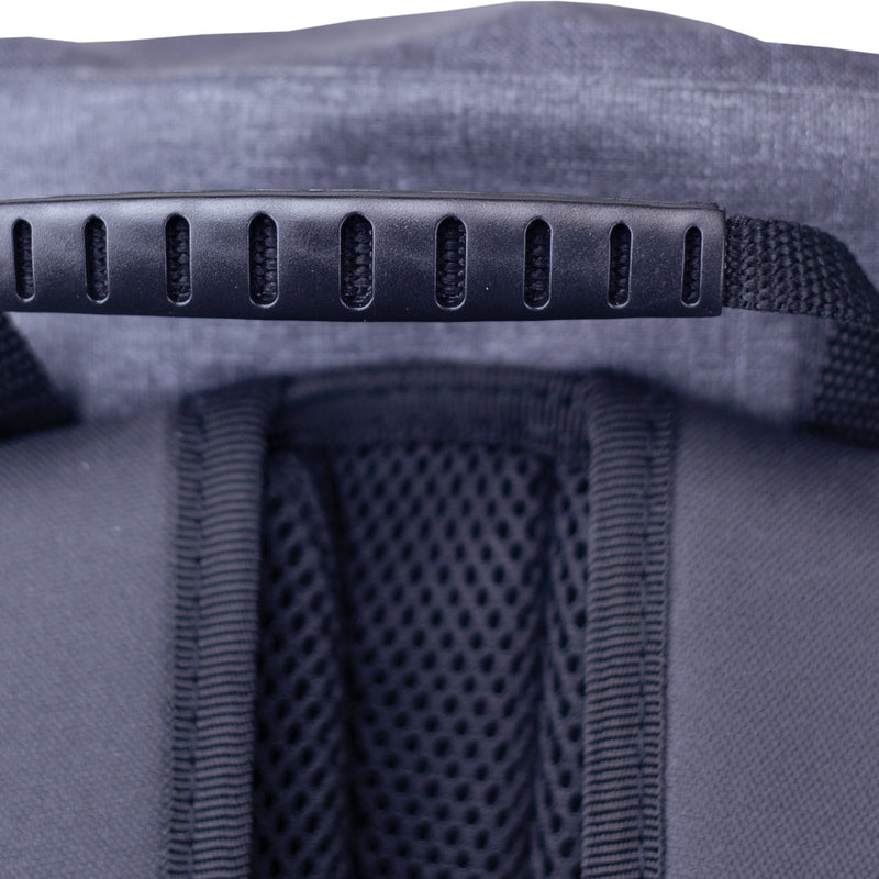 Laden Sie das Bild in Galerie -Viewer, Sac à dos étanche 35L Windesign avec poignée en plastique moulé, panneau arrière matelassé et bretelles rembourrées pour usage nautique.
