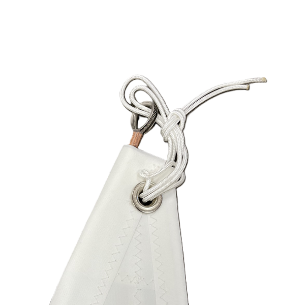 Load image into Gallery viewer, Coin de voile Foc Dériveur 420 avec patch renforcé, œillet métallique, cordelette et manille en acier inoxydable pour fixation, adapté dériveurs 420.
