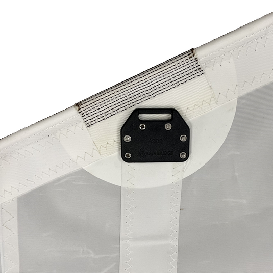 Grand Voile Dériveur 420 en Dacron, montrant un renfort de voile avec couture en zig-zag et plaque Harken pour ligne ou crochet, idéale pour dériveurs.