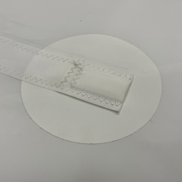 Load image into Gallery viewer, Grand Voile Dériveur 420, détail d&#39;un renfort circulaire en Dacron blanc avec sangle renforcée, idéal pour la voile légère et sportive.
