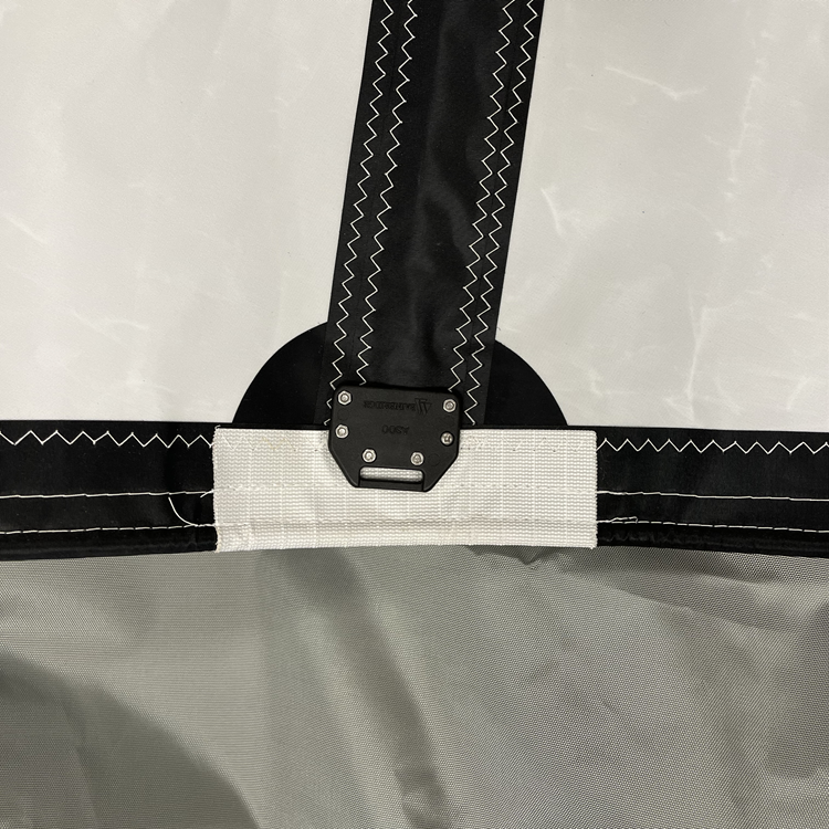 Chargez l'image dans la visionneuse de la galerie, Détail d'un renfort posé sur la voile à l’extrémité de la latte coté ralingue, coté mât. Ce renfort permet d'assurer la longévité de la voile à un endroit sous tension.
