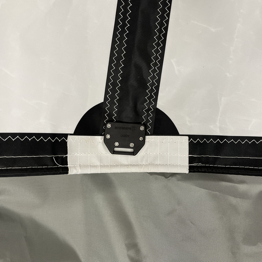 Détail d'un renfort posé sur la voile à l’extrémité de la latte coté ralingue, coté mât. Ce renfort permet d'assurer la longévité de la voile à un endroit sous tension.