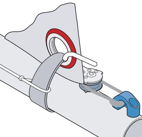 Crochet d'écoute pour Laser®/ILCA®, montrant le système de ris de bôme avec crochet, sangle et poulie pour tension optimale de la voile.