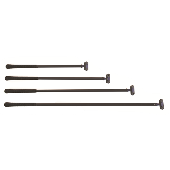 Stick Alu ø16mm Noir: quatre tiges métalliques avec poignée en mousse et tête raclette, idéales pour dériveurs et catamarans, disponibles sur demande chez Yachting Thommeret.