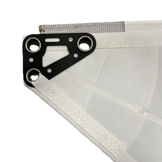 Coin renforcé de la Grand Voile Dériveur 420, avec tissu Dacron blanc, coutures en zig-zag, raccords en aluminium anodisé et œillets en acier inoxydable.