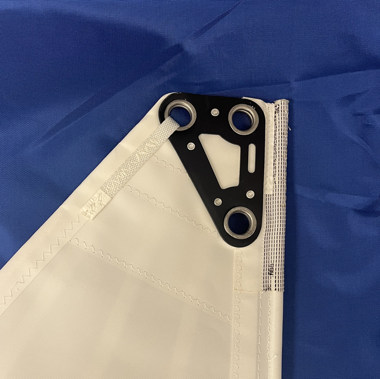 Laden Sie das Bild in Galerie -Viewer, Détail de la tetiére de grand voile de dériveur de 470.
