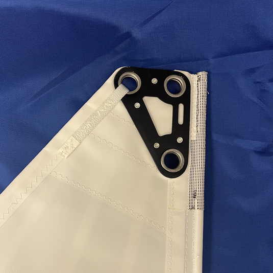 Détail de la tetiére de grand voile de dériveur de 470.
