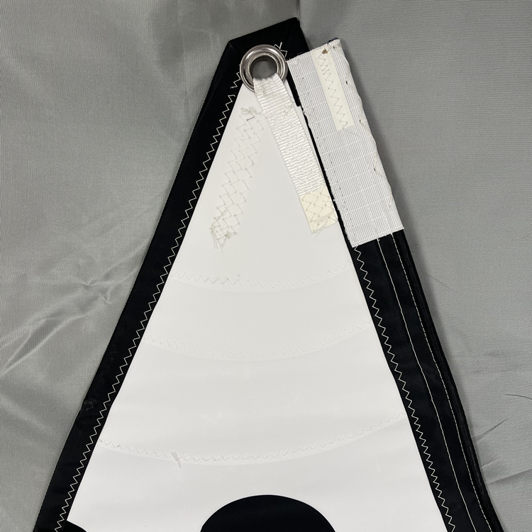 Chargez l'image dans la visionneuse de la galerie, Tête de la grand voile du topaz argo, avec renfort sur la voile, renfort sur l'oeillet pour la drisse, et renfort sur la ralingue.
