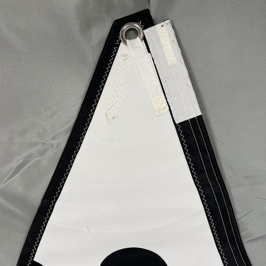 Tête de la grand voile du topaz argo, avec renfort sur la voile, renfort sur l'oeillet pour la drisse, et renfort sur la ralingue.