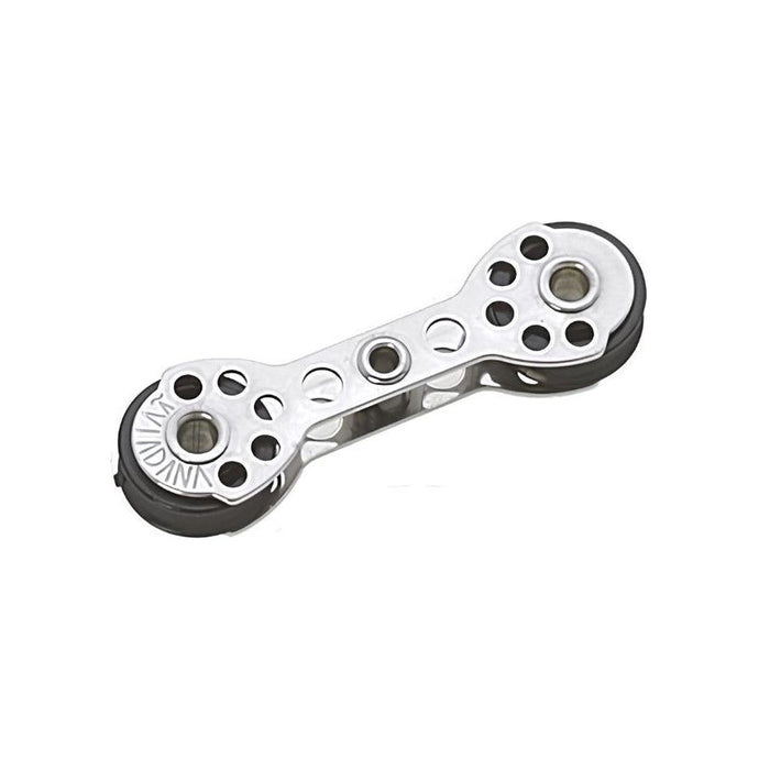 Poulie Tête à tête Micro ø17mm, vue rapprochée de l'objet métallique avec trous, idéale pour applications nautiques spécifiques, voile légère chez Yachting Thommeret.