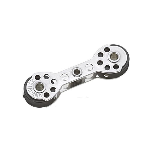 Poulie Tête à tête Micro ø17mm, vue rapprochée de l'objet métallique avec trous, idéale pour applications nautiques spécifiques, voile légère chez Yachting Thommeret.