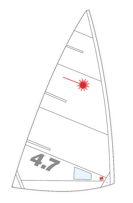 Voile Déviveur Laser® 4.7 en Dacron pour dériveur, équipée de renforts, visible avec un motif de voilier et soleil rouge, parfaite pour voile légère.