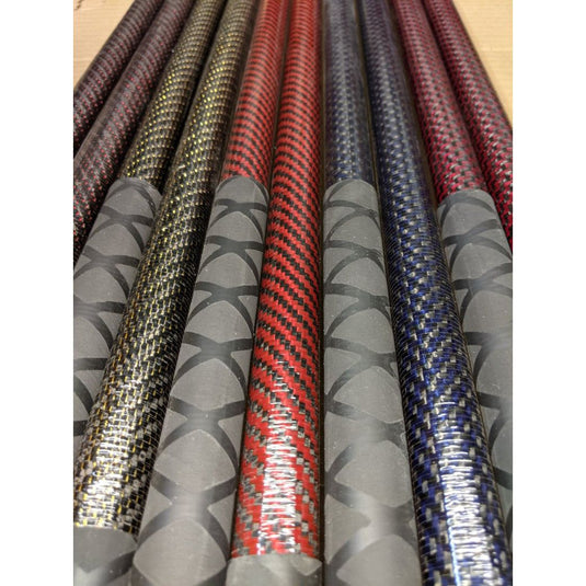 Stick Carbone/Kevlar Téléscopique, tubes colorés en carbone et kevlar, réglables par quart de tour, avec grip pour une prise en main sécurisée.